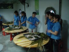巧媳婦、新酷男，老節(jié)日，新過(guò)法！--記端午節(jié)DIY包粽子比賽